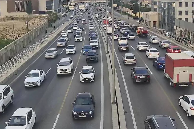 Bakının bir sıra yollarında tıxac yaranıb