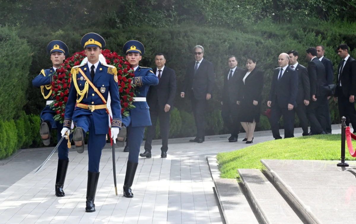 Tacikistanın Baş naziri Fəxri xiyabanı ziyarət edib - YENİLƏNİB
