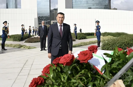 Tacikistanın Baş naziri Zəfər parkını ziyarət edib