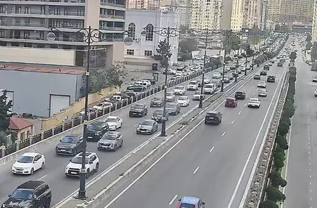 Bakının bir sıra yollarında nəqliyyatın sıxlığı yaranıb