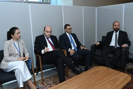 Bayramov və Mirzoyan iki ölkə arasında nəqliyyat infrastrukturunun açılmasını müzakirə edib