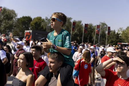 Formula 1 pilotları Bakıda azarkeşlərlə görüşüb