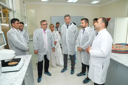FAO nümayəndəsi Mərkəzi Laboratoriyanın fəaliyyəti ilə tanış olub