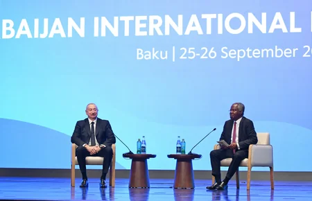 İlham Əliyev II Azərbaycan Beynəlxalq İnvestisiya Forumu çərçivəsində keçirilən tədbirdə iştirak edir