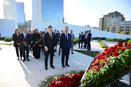 Media və Yayım Şurasının rəhbərliyi, kollektivi şəhidləri anıb