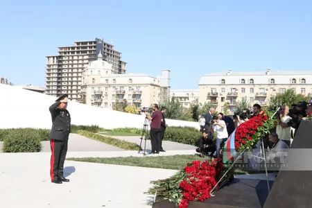 Müdafiə naziri və müavinləri Zəfər abidəsini ziyarət ediblər