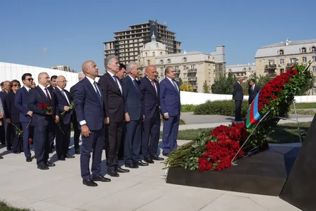 Milli Məclisin kollektivi Zəfər parkını ziyarət edib
