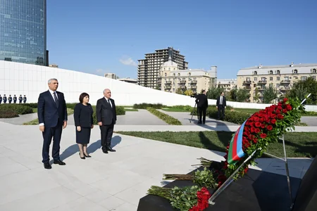 Dövlət və hökumət rəsmiləri Bakıdakı Zəfər parkında olublar
