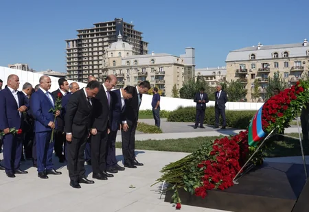 Milli Məclisin kollektivi Zəfər parkını ziyarət edib