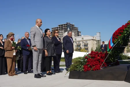 Milli Məclisin kollektivi Zəfər parkını ziyarət edib