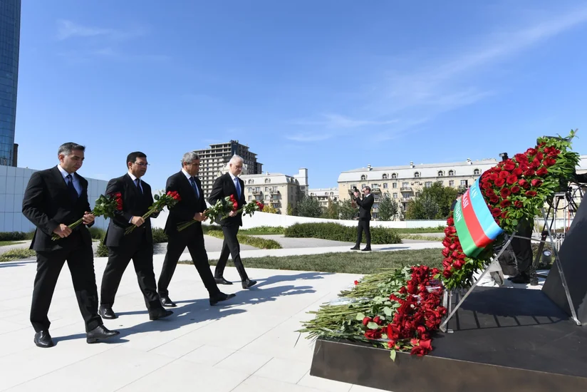 Коллектив Минтруда посетил памятник Победы