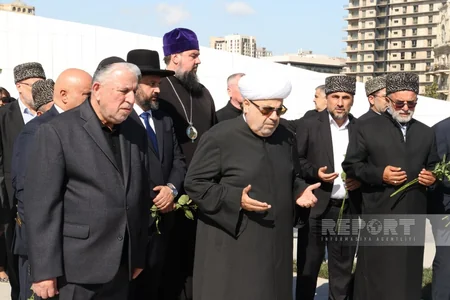 Dövlət və hökumət rəsmiləri Bakıdakı Zəfər parkında olublar