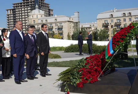 Milli Məclisin kollektivi Zəfər parkını ziyarət edib