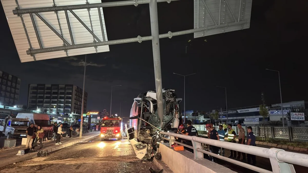 Adanada sərnişin avtobusu qəzaya uğrayıb, 10-dan çox şəxs xəsarət alıb