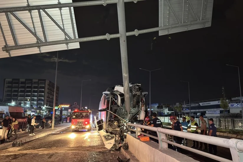 Adanada sərnişin avtobusu qəzaya uğrayıb, 10-dan çox şəxs xəsarət alıb