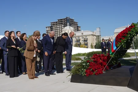 Milli Məclisin kollektivi Zəfər parkını ziyarət edib
