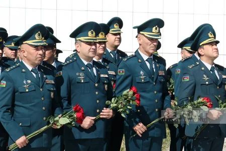 Müdafiə naziri və müavinləri Zəfər abidəsini ziyarət ediblər