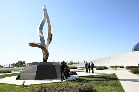 Dövlət və hökumət rəsmiləri Bakıdakı Zəfər parkında olublar