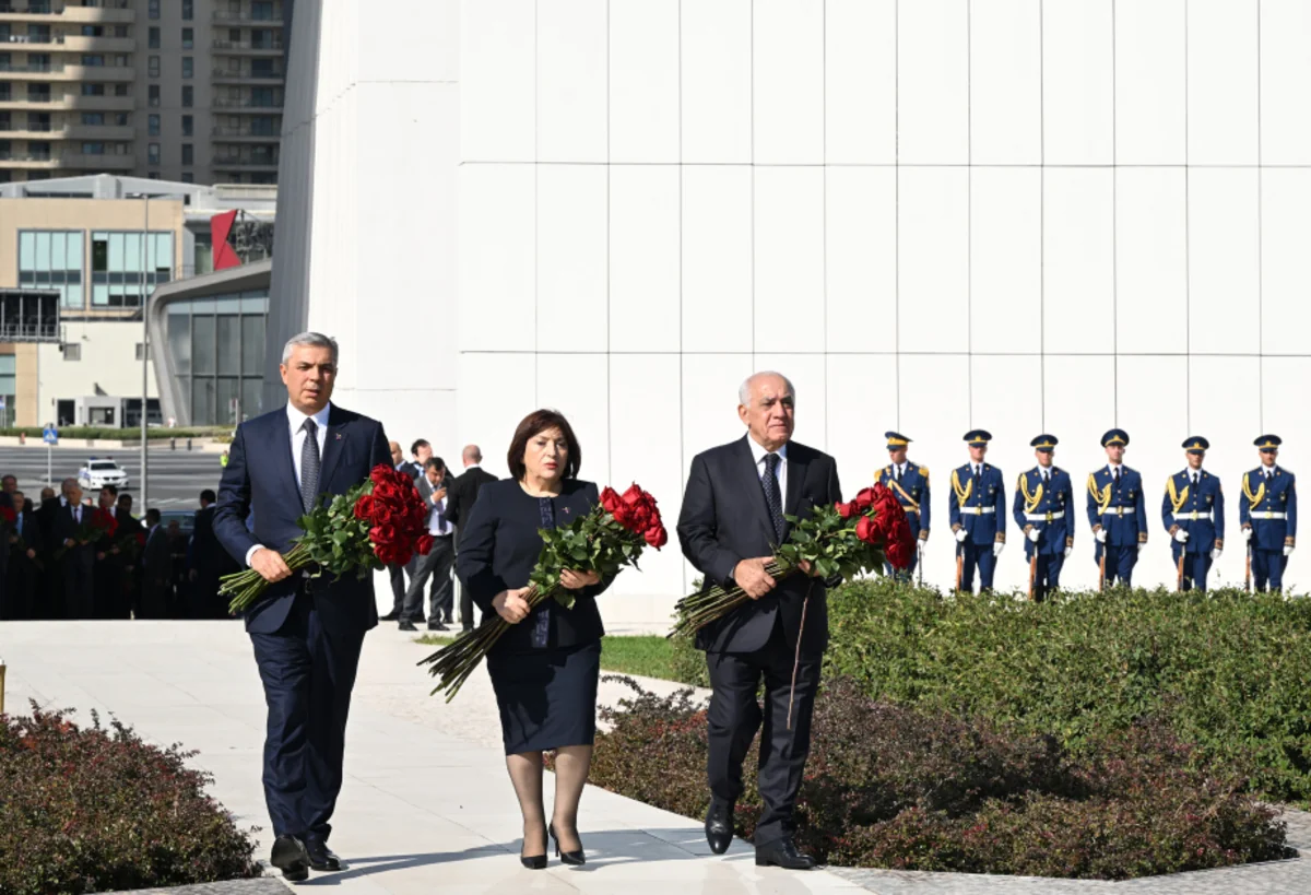 Dövlət və hökumət rəsmiləri Bakıdakı Zəfər parkında olublar