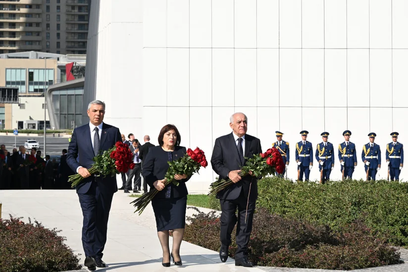 Dövlət və hökumət rəsmiləri Bakıdakı Zəfər parkında olublar