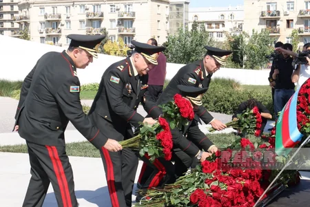 Müdafiə naziri və müavinləri Zəfər abidəsini ziyarət ediblər