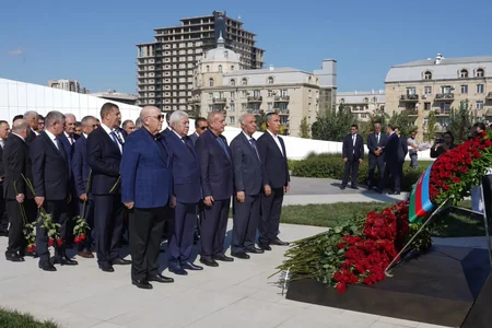Milli Məclisin kollektivi Zəfər parkını ziyarət edib