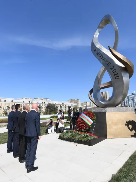 Elm və Təhsil Nazirliyinin rəhbərliyi və kollektivi Zəfər parkını ziyarət edib