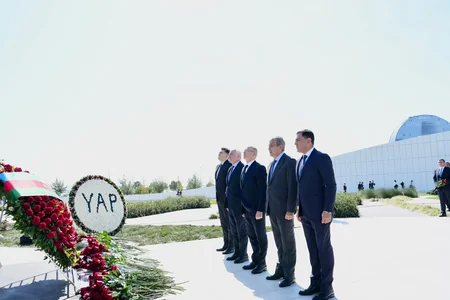 Energetika Nazirliyi və tabeli qurumların kollektivi Zəfər abidəsini ziyarət edib