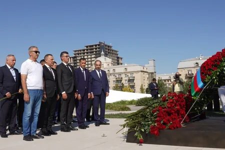 Milli Məclisin kollektivi Zəfər parkını ziyarət edib