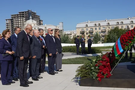 Milli Məclisin kollektivi Zəfər parkını ziyarət edib