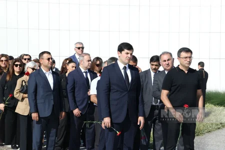 Dövlət və hökumət rəsmiləri Bakıdakı Zəfər parkında olublar