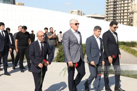Dövlət və hökumət rəsmiləri Bakıdakı Zəfər parkında olublar