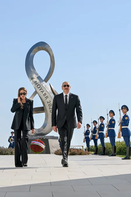 İlham Əliyev və Mehriban Əliyeva Anım Günü ilə əlaqədar Bakıdakı Zəfər parkında olublar
