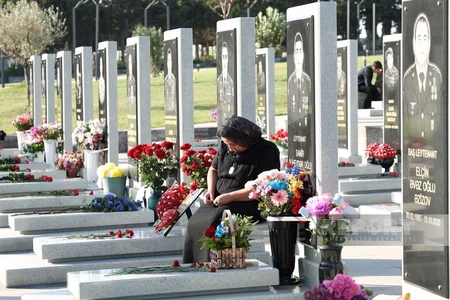 Vətən müharibəsinin ildönümü ilə əlaqədar Hərbi Memorial Məzarlığa ziyarət başlayıb
