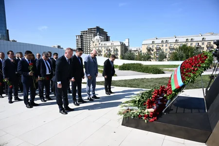 Azərbaycan XİN-in rəhbər heyəti Zəfər parkını ziyarət edib