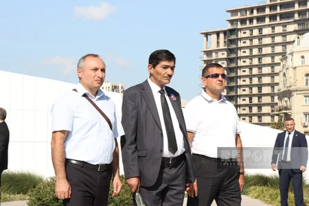 Dövlət və hökumət rəsmiləri Bakıdakı Zəfər parkında olublar