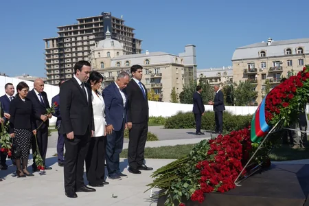 Milli Məclisin kollektivi Zəfər parkını ziyarət edib