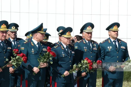 Müdafiə naziri və müavinləri Zəfər abidəsini ziyarət ediblər