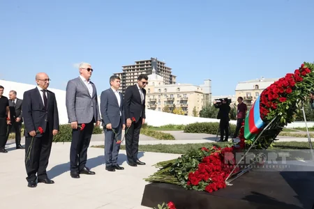 Dövlət və hökumət rəsmiləri Bakıdakı Zəfər parkında olublar