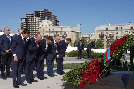 Milli Məclisin kollektivi Zəfər parkını ziyarət edib