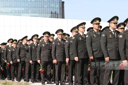 Müdafiə naziri və müavinləri Zəfər abidəsini ziyarət ediblər