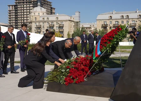 Milli Məclisin kollektivi Zəfər parkını ziyarət edib