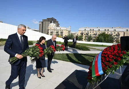 Dövlət və hökumət rəsmiləri Bakıdakı Zəfər parkında olublar