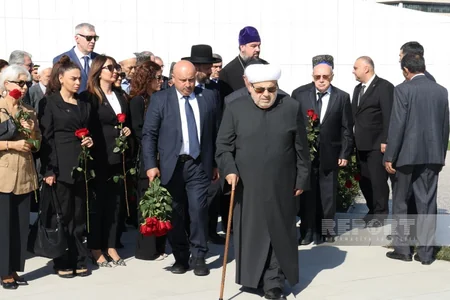 Dövlət və hökumət rəsmiləri Bakıdakı Zəfər parkında olublar