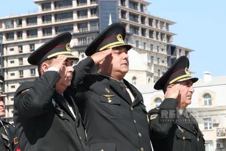 Müdafiə naziri və müavinləri Zəfər abidəsini ziyarət ediblər