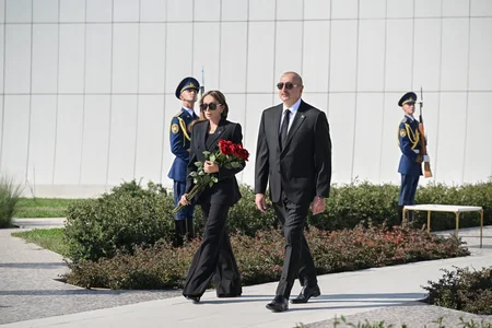 İlham Əliyev və Mehriban Əliyeva Anım Günü ilə əlaqədar Bakıdakı Zəfər parkında olublar