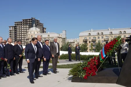 Milli Məclisin kollektivi Zəfər parkını ziyarət edib