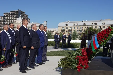 Milli Məclisin kollektivi Zəfər parkını ziyarət edib