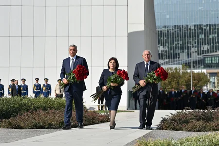 Dövlət və hökumət rəsmiləri Bakıdakı Zəfər parkında olublar