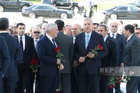 Dövlət və hökumət rəsmiləri Bakıdakı Zəfər parkında olublar